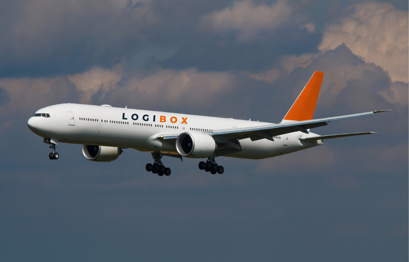 Avión de Logibox en vuelo con destino a Costa Rica para entregas internacionales